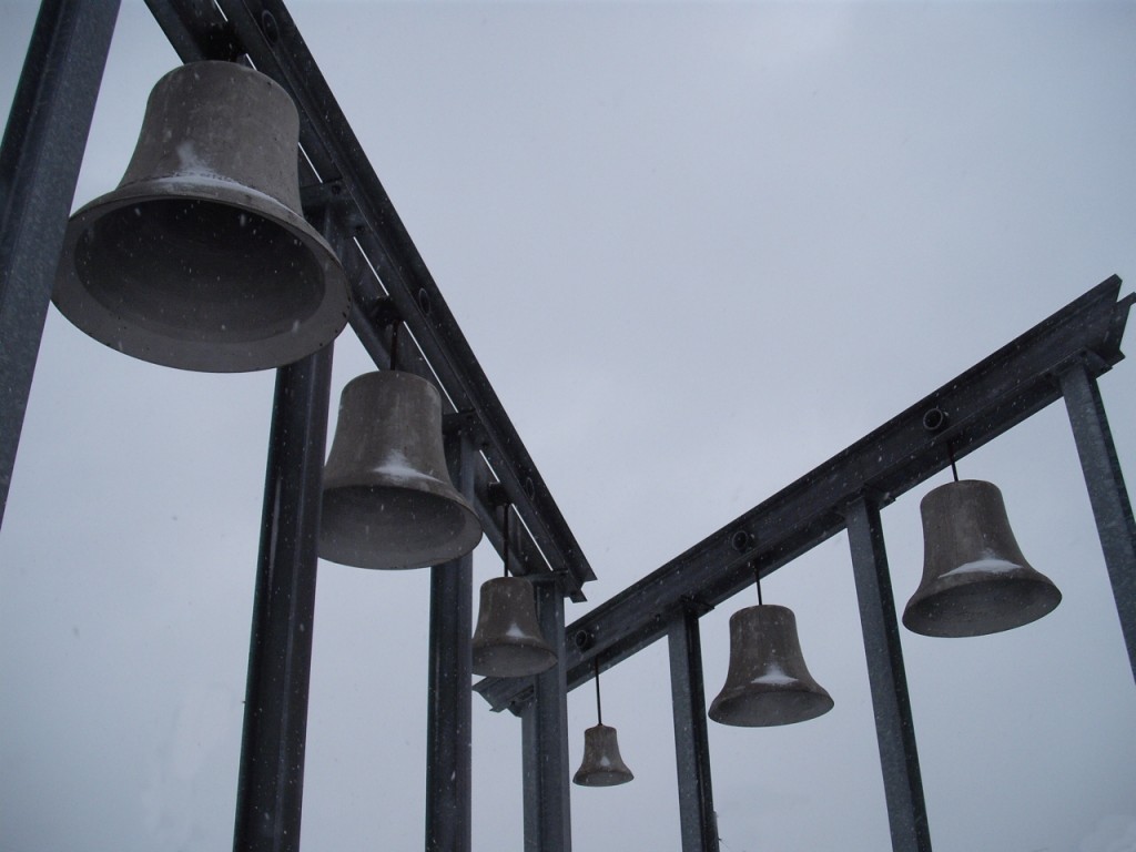 Sculpture of old bells from the Sterkrade bell-tower ("Glocken aus dem Glockenturm in Sterkrade, als Denkmal vor dem Bahnhof aufgehangen"). Photo by Anne-theatre. CC-BY-SA 3.0.