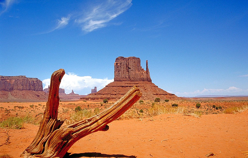 West Mitten Butte Monument Valley, view northeastward from Arizona to Utah. By Huebi. CC-BY 2.0.