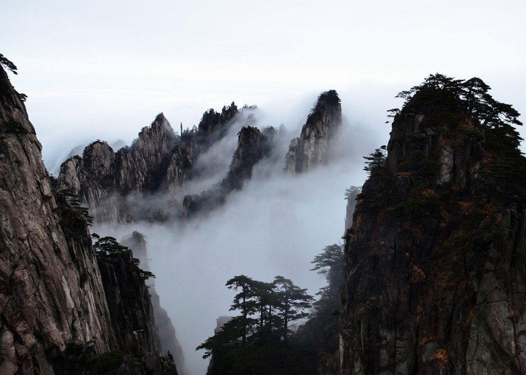 Huangshan sea of clouds. By 颐园新居. CC-BY-SA 4.0.